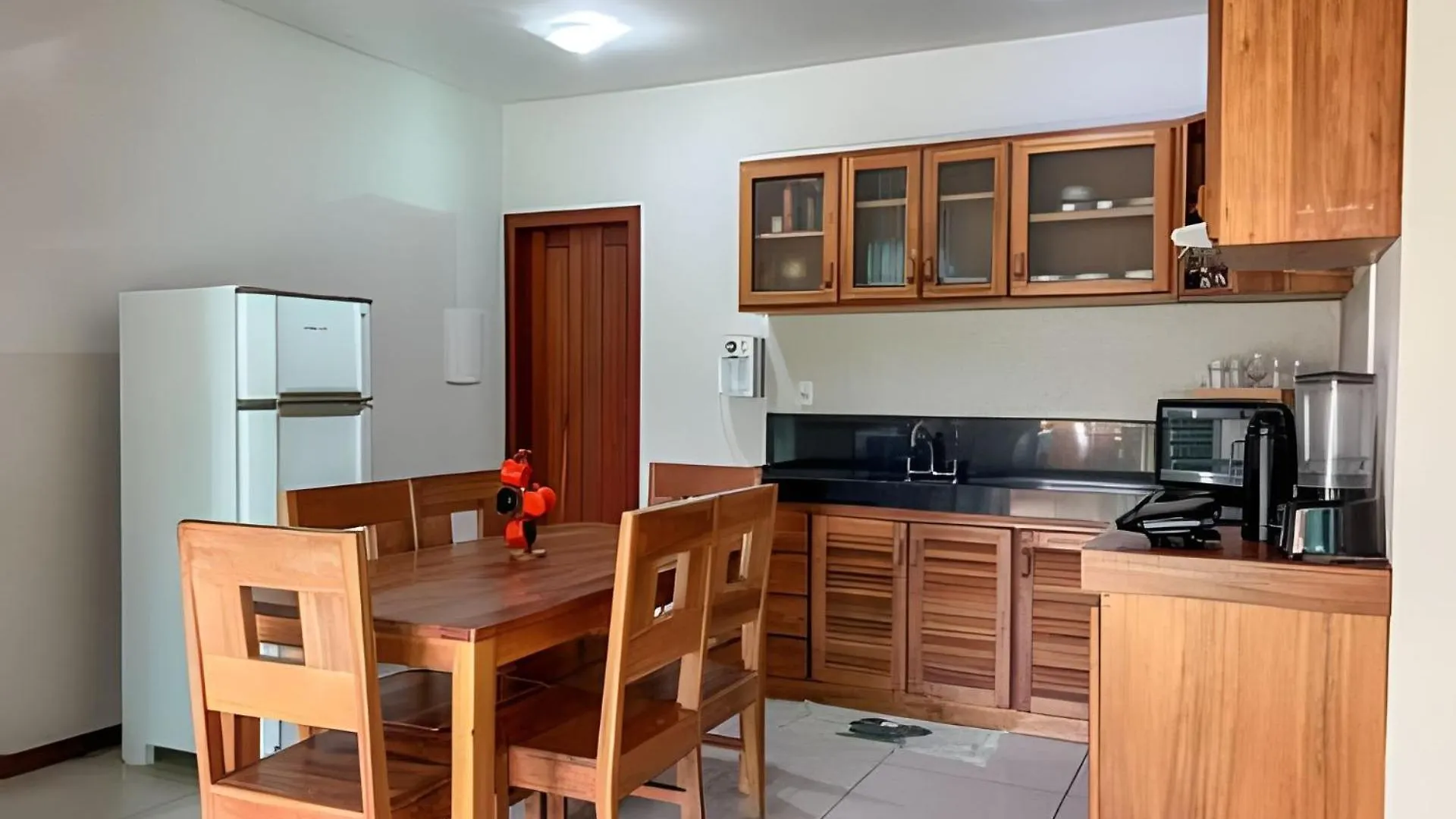 450M Da Praia Taperapuan; 2 Suites; Piscina; Wifi 300 Mbs; 2 Pavimento; Churrasqueira; Estacionamento Gratuito 1 Carro. Porto Seguro