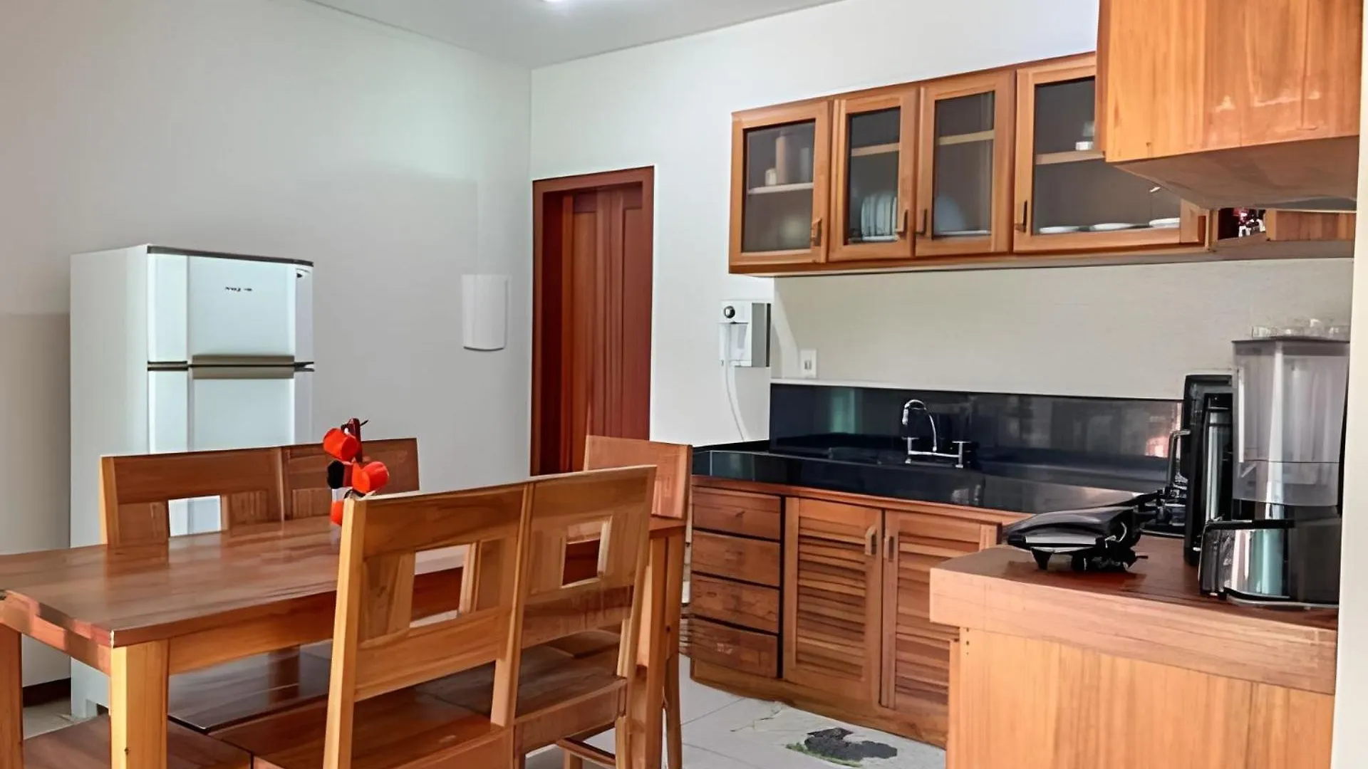 450M Da Praia Taperapuan; 2 Suites; Piscina; Wifi 300 Mbs; 2 Pavimento; Churrasqueira; Estacionamento Gratuito 1 Carro. Porto Seguro Brazylia