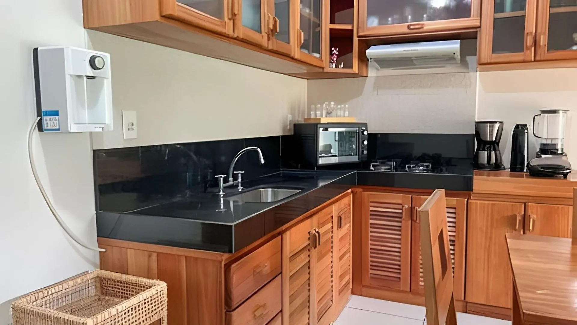 Dom wakacyjny 450M Da Praia Taperapuan; 2 Suites; Piscina; Wifi 300 Mbs; 2 Pavimento; Churrasqueira; Estacionamento Gratuito 1 Carro. Porto Seguro