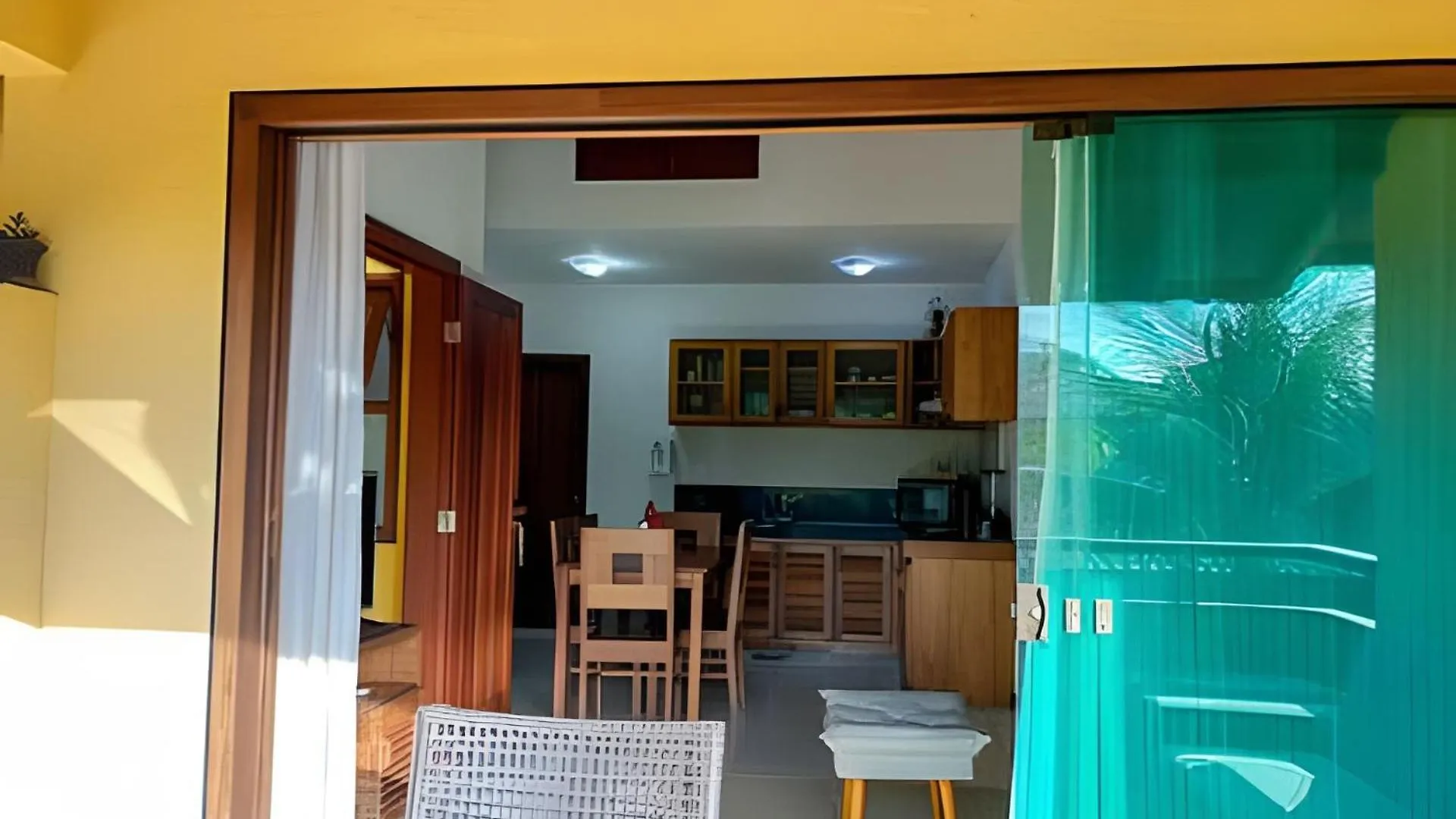 450M Da Praia Taperapuan; 2 Suites; Piscina; Wifi 300 Mbs; 2 Pavimento; Churrasqueira; Estacionamento Gratuito 1 Carro. Porto Seguro