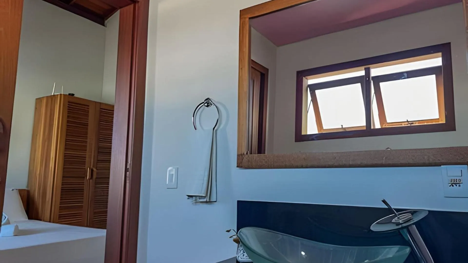 450M Da Praia Taperapuan; 2 Suites; Piscina; Wifi 300 Mbs; 2 Pavimento; Churrasqueira; Estacionamento Gratuito 1 Carro. Porto Seguro Tatil Evi