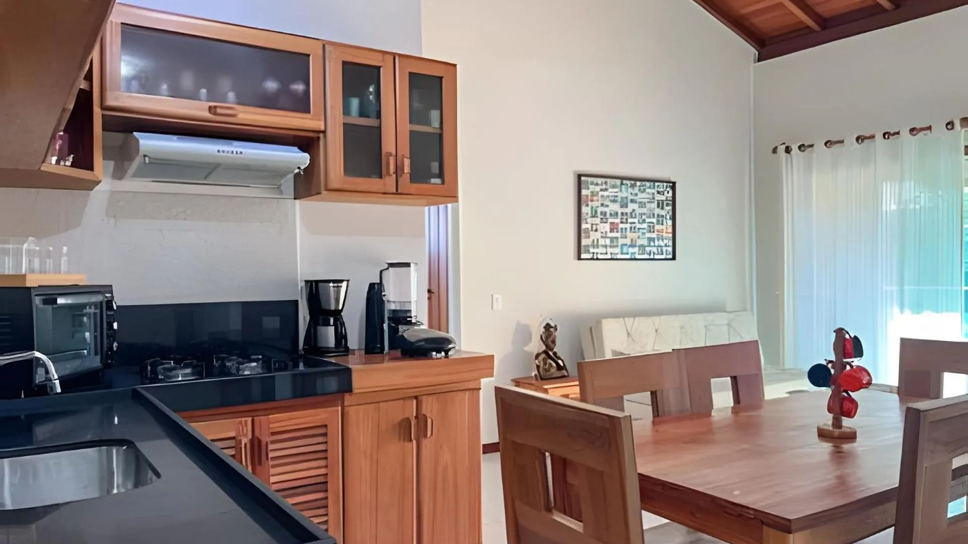 Tatil Evi 450M Da Praia Taperapuan; 2 Suites; Piscina; Wifi 300 Mbs; 2 Pavimento; Churrasqueira; Estacionamento Gratuito 1 Carro. Porto Seguro Brezilya