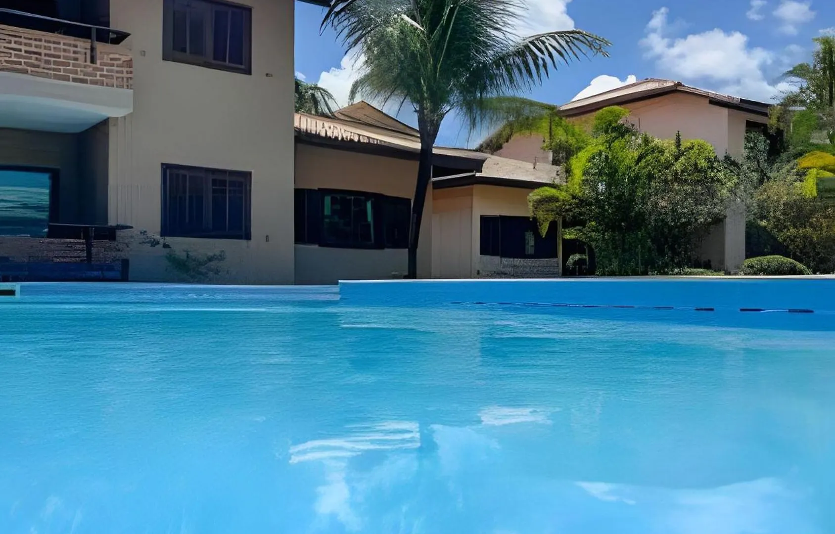 450M Da Praia Taperapuan; 2 Suites; Piscina; Wifi 300 Mbs; 2 Pavimento; Churrasqueira; Estacionamento Gratuito 1 Carro. Porto Seguro 0*,