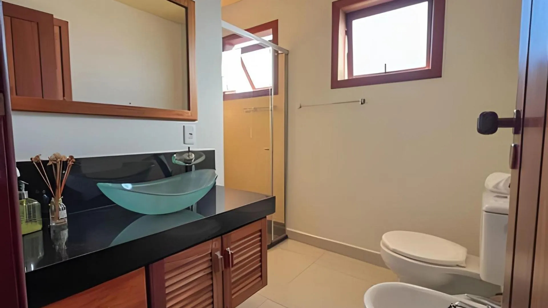 450M Da Praia Taperapuan; 2 Suites; Piscina; Wifi 300 Mbs; 2 Pavimento; Churrasqueira; Estacionamento Gratuito 1 Carro. Porto Seguro Brezilya